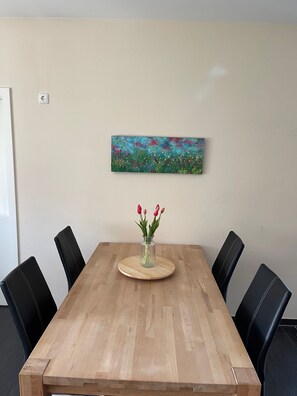 Pet-friendly vacation home just 10 minutes away from Safari Park & Bird ...