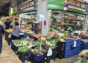 Ein Lebensmittelgeschäft mit einer Auswahl an Obst und Gemüse.