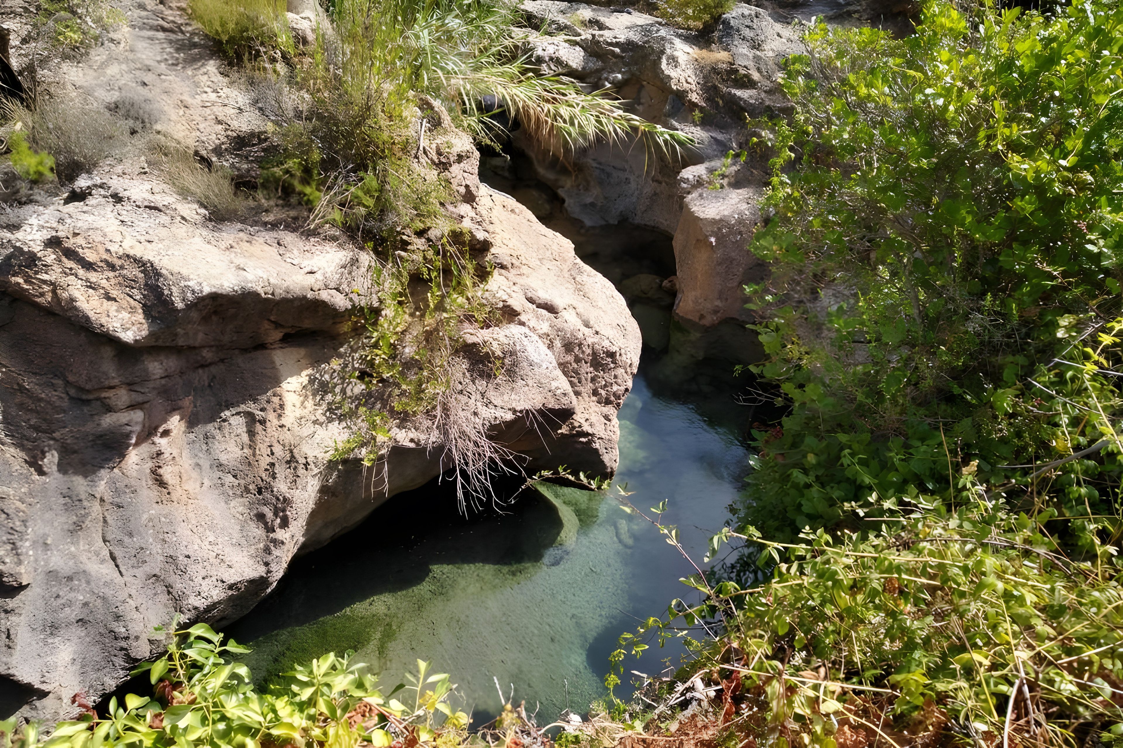 Formação rochosa natural com um canal de água cristalina.