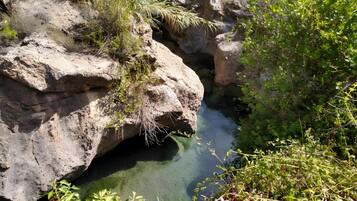 Formação rochosa natural com um canal de água cristalina.