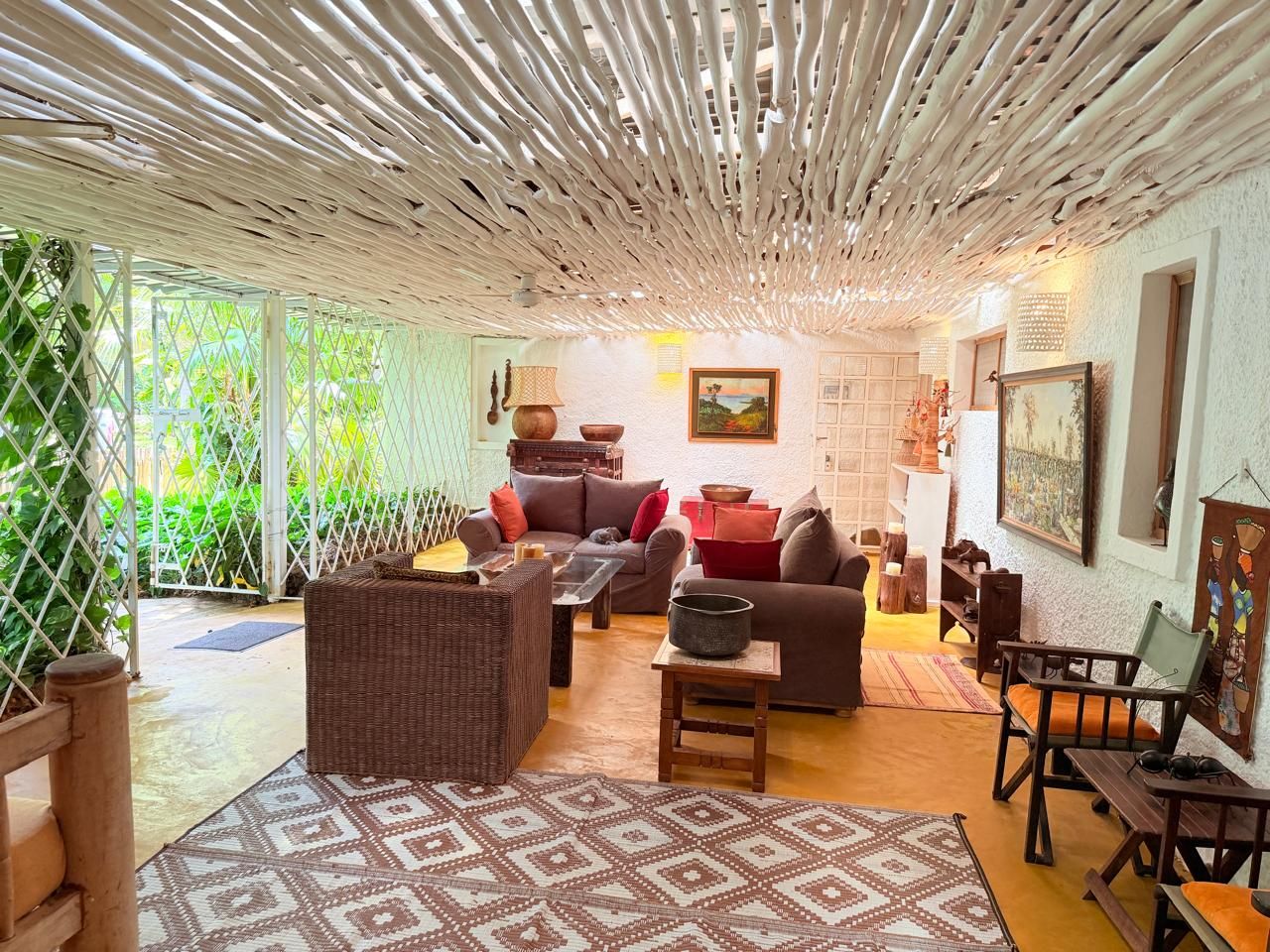 Una sala de estar acogedora con un conjunto de sofás, una mesa de centro y un tapete estampado.