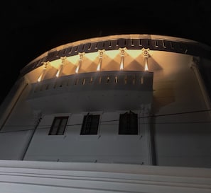 المنشأة من الخارج