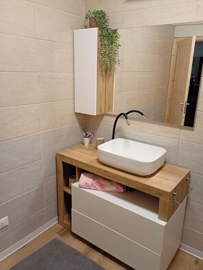 Bathroom - Vrbo Property (Pizzighettone)