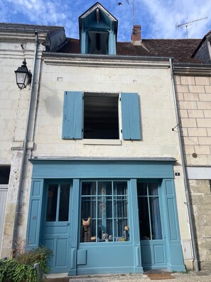 A building with a blue facade, a visible window with a rooster decoration, and a number '9' sign. - Cottage 'Les Maisons De Malo' with shared terrace and Wi-Fi (Beaulieu-lès-Loches)