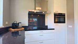 Private kitchen - Looking for a place where you can truly relax and enjoy time together? Villa De Scholekster is a holiday villa for six people, set in a peaceful location and complete with its own Finnish sauna for that extra moment of relaxation. (Scherpenisse)