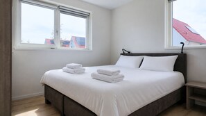 Room - Looking for a place where you can truly relax and enjoy time together? Villa De Scholekster is a holiday villa for six people, set in a peaceful location and complete with its own Finnish sauna for that extra moment of relaxation. (Scherpenisse)