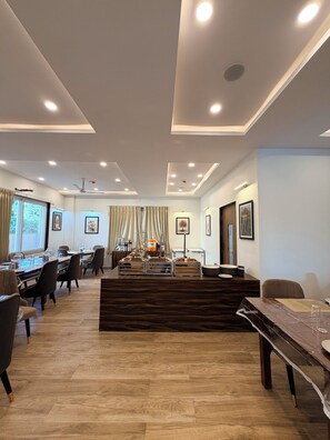 Un comedor moderno con una mesa larga, sillas y una disposición tipo bufé.