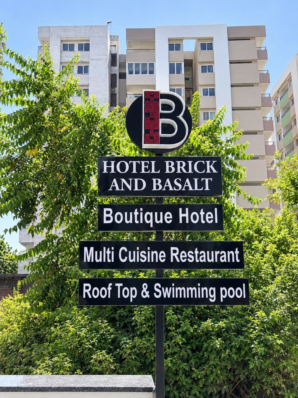 Letrero del Hotel Brick and Basalt, Hotel Boutique, Restaurante con Variedad de Cocinas y Piscina y Terraza en la Azotea.