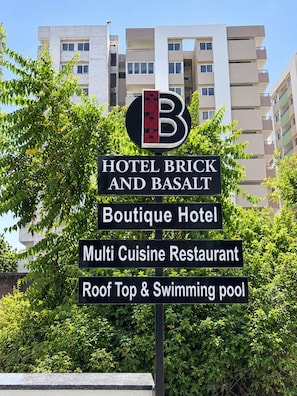 Letrero del Hotel Brick and Basalt, Hotel Boutique, Restaurante con Variedad de Cocinas y Piscina y Terraza en la Azotea.