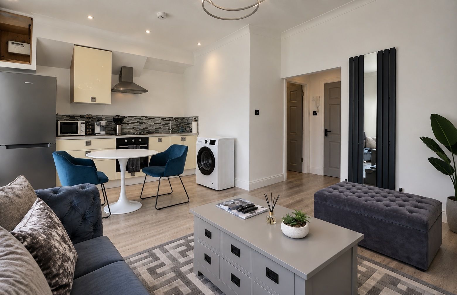 Un appartement moderne comprenant une cuisine, un coin repas et un salon.