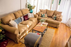 A living room with two sofas, a coffee table, and a small rug. - BenalGolf 2H Apartment with Terrace and Pools (Benalmádena)