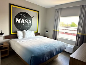 Relax on a comfortable king-size bed with unique space-themed art - Near San Jacinto Mall | King, Wi-Fi, Free Bfast (Baytown)