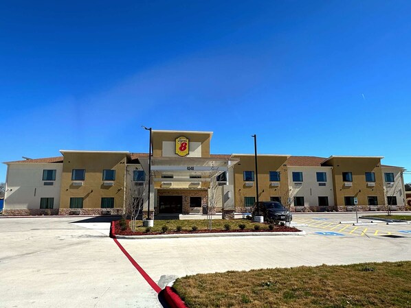 Welcome to Super 8 By Wyndham Baymont TX! - Near San Jacinto Mall | King, Wi-Fi, Free Bfast (Baytown)