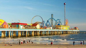 Galveston Island: Famous for sandy beaches, Historic Pleasure Pier & gulf views. (~50 mi / 60 min) - Near San Jacinto Mall | King, Wi-Fi, Free Bfast (Baytown)