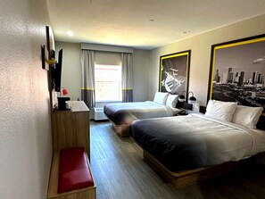 Cozy double queen room with modern decor and artwork. - Close to Water Park | 2 Queens, Wi‑Fi, Parking (Baytown)