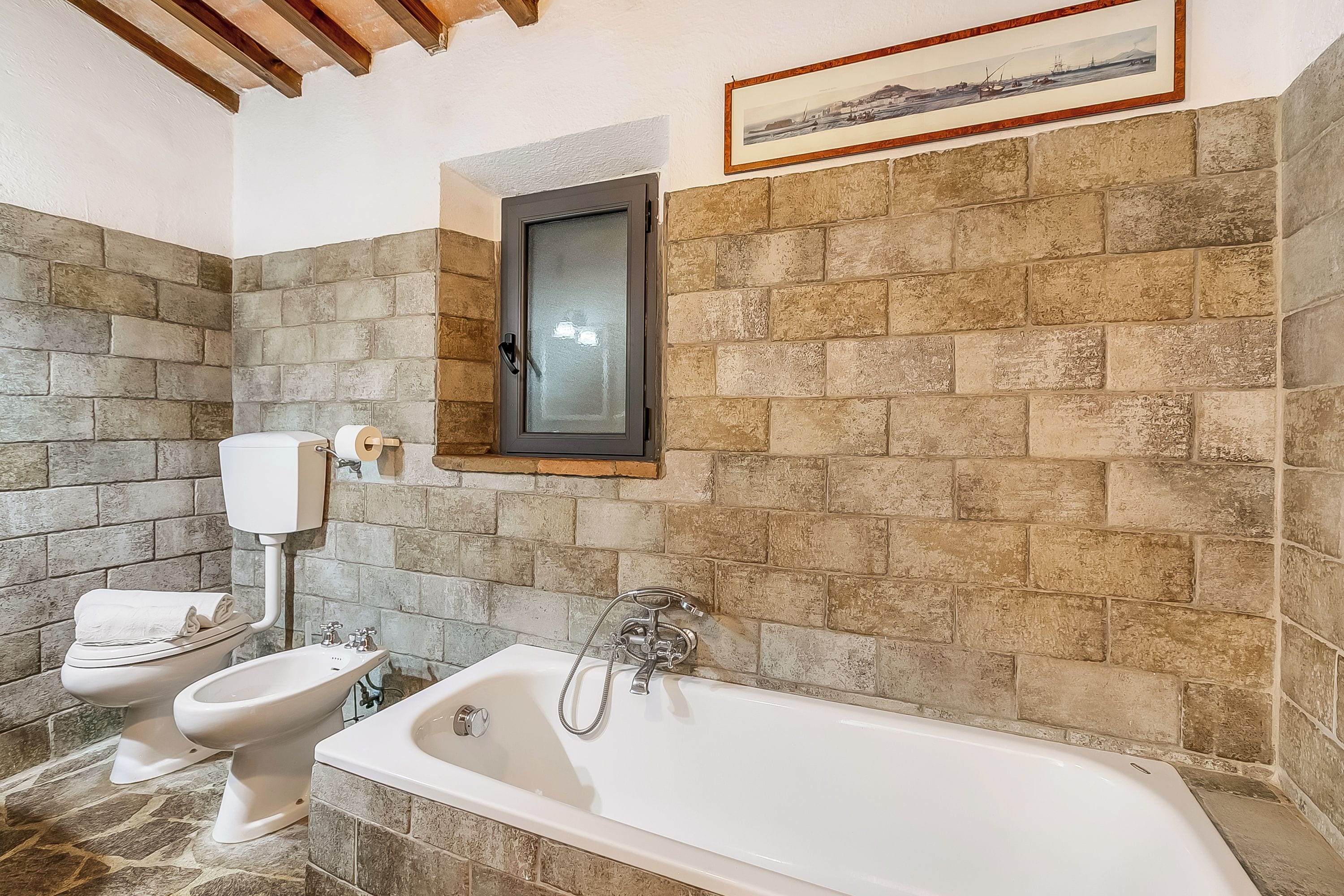 Ein Badezimmer mit Badewanne, Toilette und Bidet.