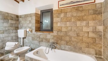 Ein Badezimmer mit Badewanne, Toilette und Bidet.