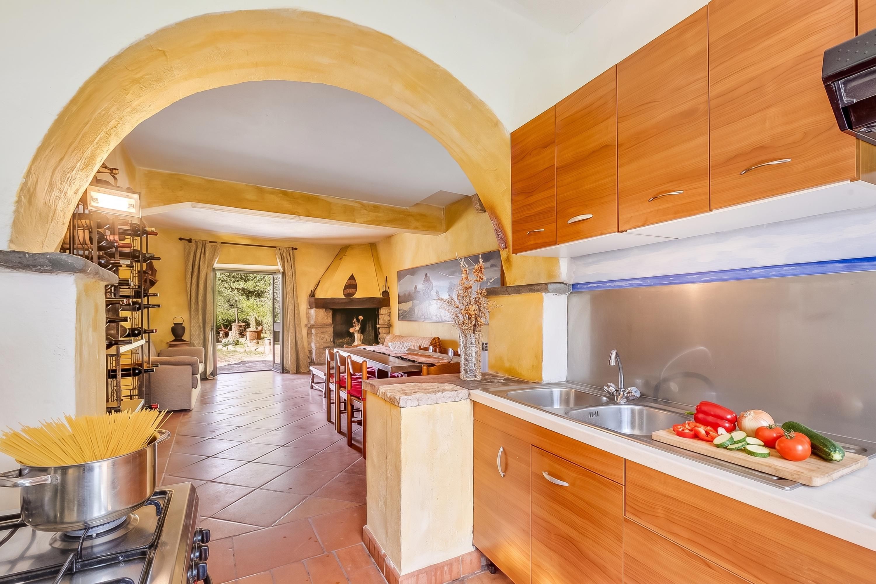 Una cocina con armarios de madera, una estufa y un lavabo.