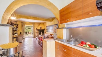 Una cocina con armarios de madera, una estufa y un lavabo.