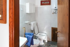 A bathroom with a toilet, a sink, and a towel rack. - Teranga in Chianti - Parking & Garden 3 BR (Barberino Tavarnelle)