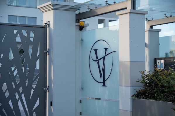 L'ingresso di un edificio con una porta in vetro moderna e un logo.