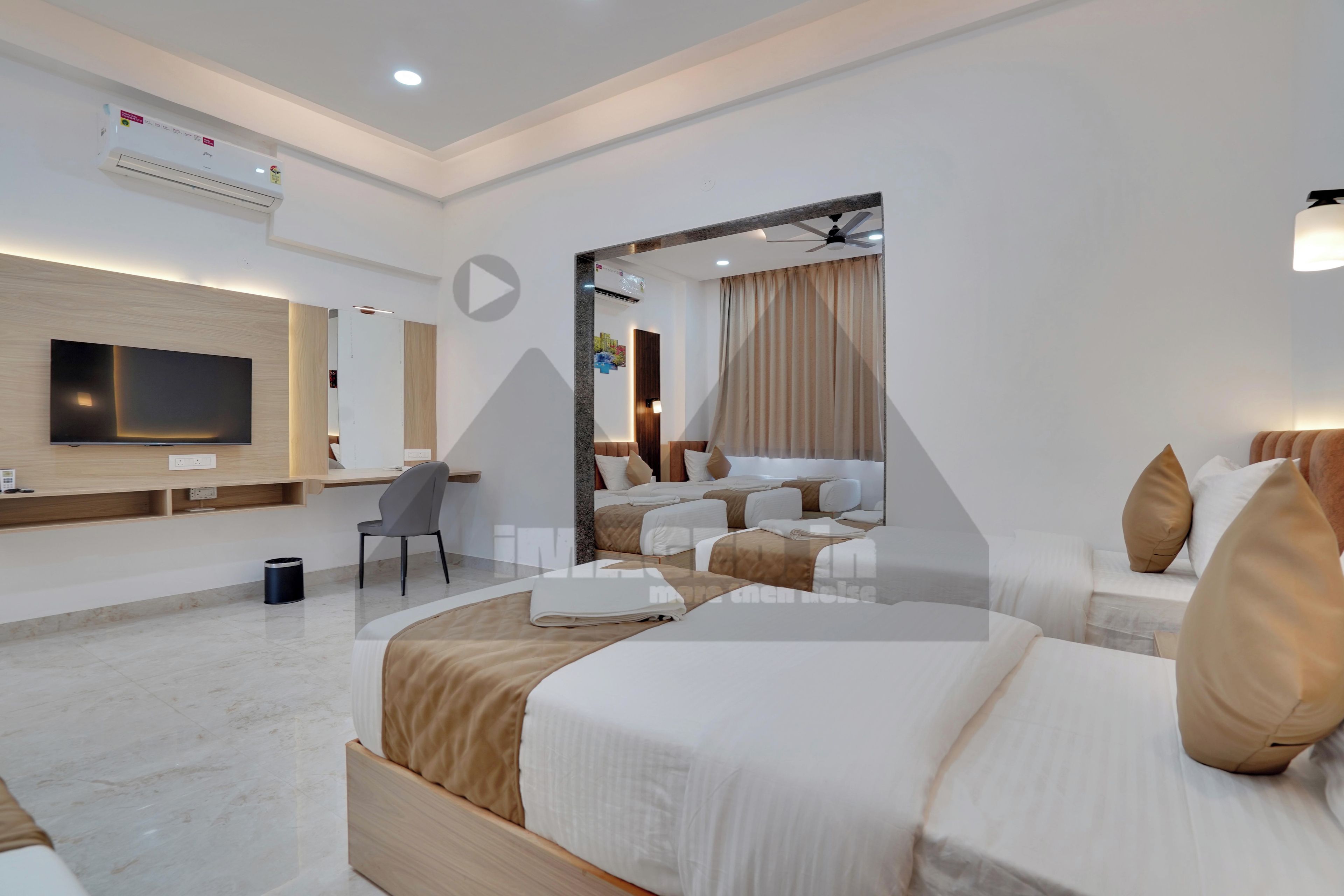 Una habitación de hotel moderna con una cama grande, un escritorio, una silla y un televisor.