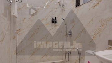 Un baño moderno con ducha, inodoro y lavabo.