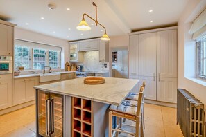 Bright country kitchen ideal for cooking and gathering - Cotswold Cottage, Inglenook Fire & Sun-Trap Courtyard | Dog Friendly | Pub Walk (Cherington)