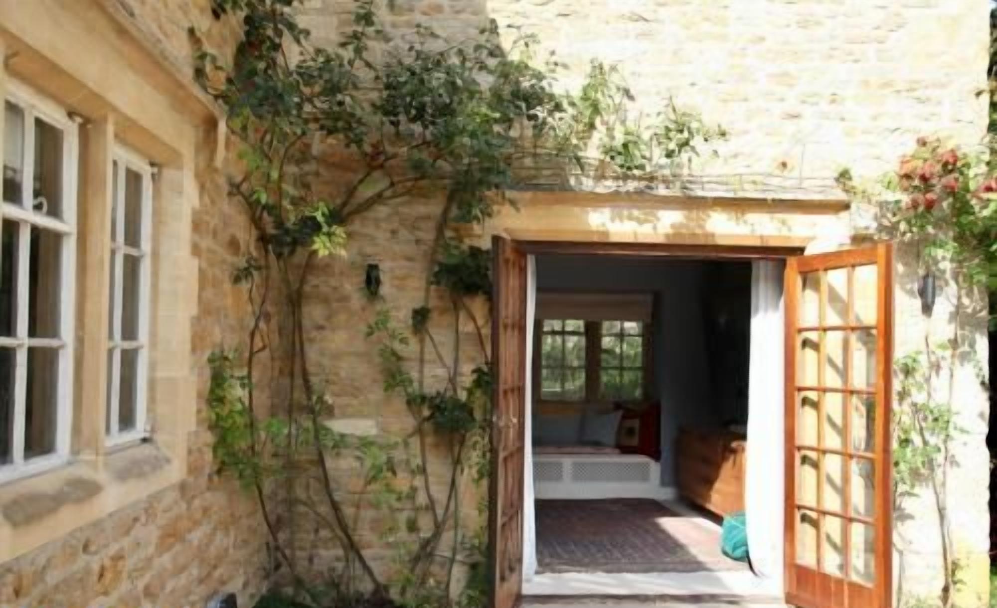 Courtyard entrance connecting the house and outdoor seating area