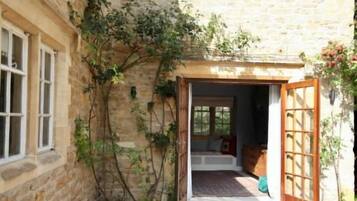 Courtyard entrance connecting the house and outdoor seating area