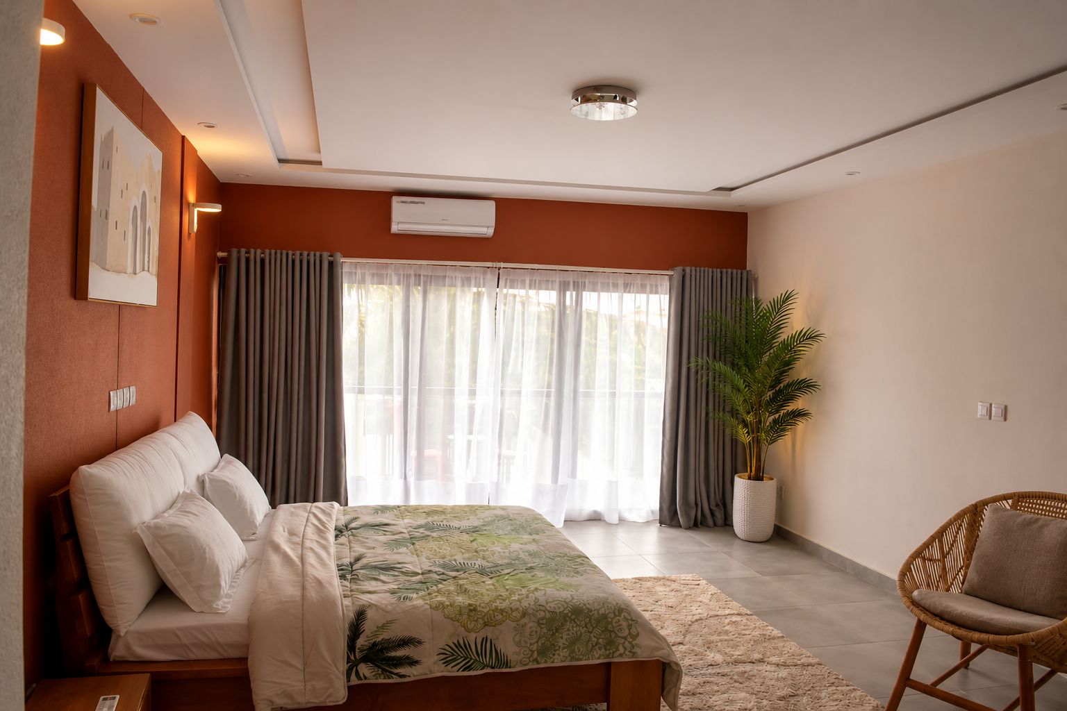 Une chambre à coucher moderne avec un lit, une chaise, une plante en pot et une fenêtre avec des rideaux.