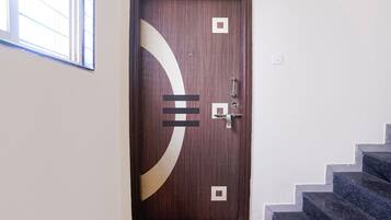 Une porte en bois au design moderne, dotée d’un trou de serrure et d’une serrure.