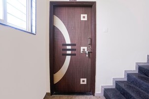 Een houten deur met een modern ontwerp, een sleutelgat en een slot.