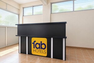 Vastaanottotiski, jossa on Fab Hotels -kyltti.