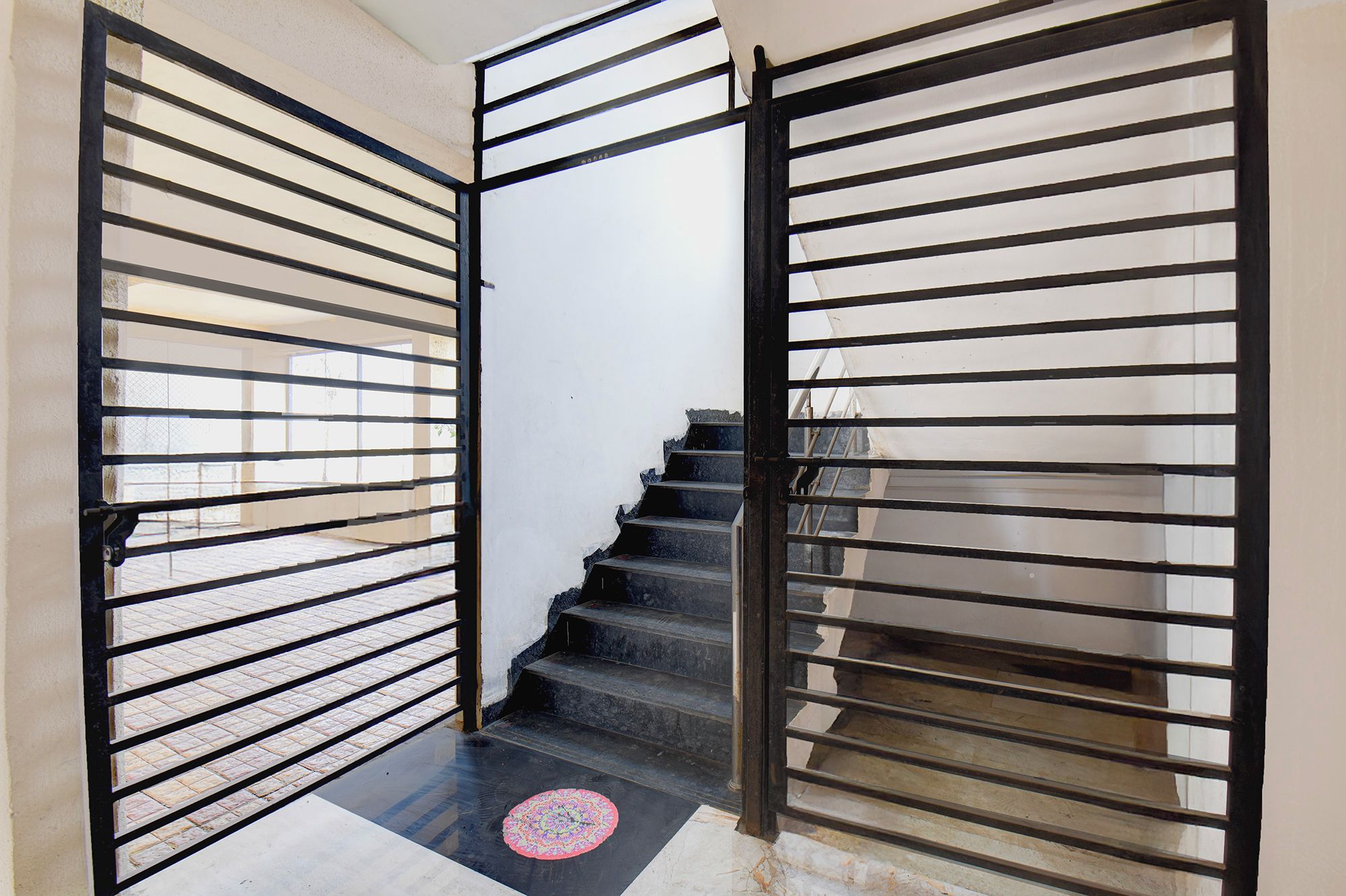 Una escalera con barandillas de metal que conduce a un piso superior.