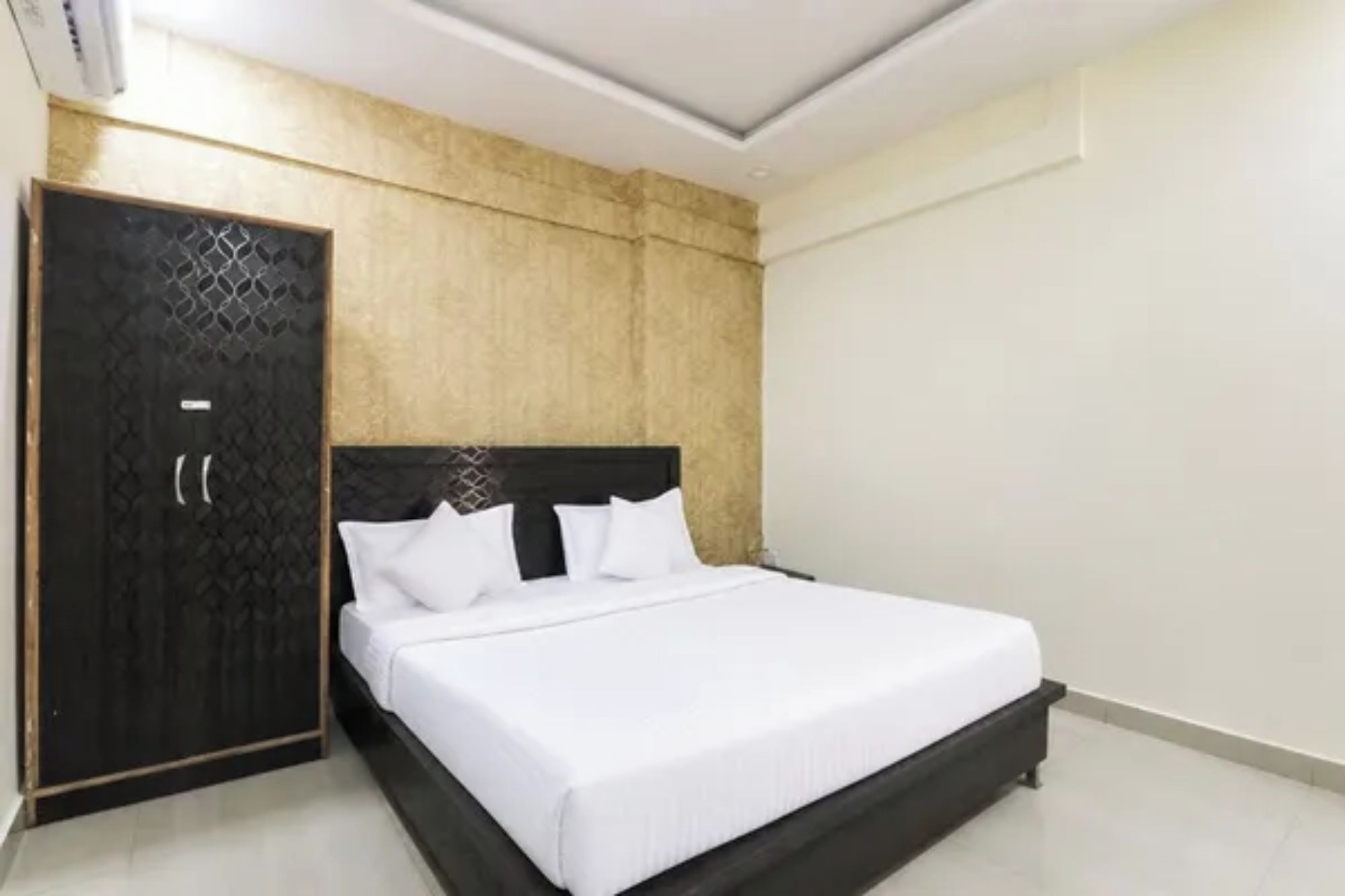 Un dormitorio con cama, armario y aire acondicionado instalado en la pared.