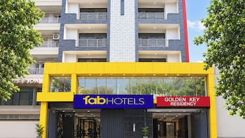Ein Hotel Eingang mit einem auffälligen 'fabHOTELS' Schild und einem 'GOLDEN KEY RESIDENCY' Schriftzug.