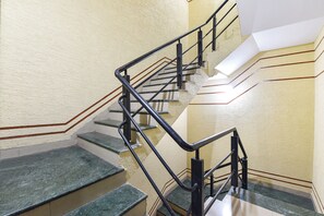 Eine Treppe mit schwarzen Geländern und beigen Wänden.