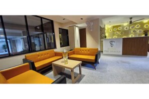 Lobby sitting area - FabHotel Shayar (Pune)