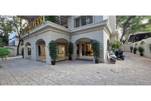 Property entrance - FabHotel Shayar (Pune)