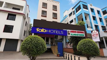 Un hotel llamado 'fab hotels' con un cartel que indica 'Sairam Executive' para habitaciones sin aire acondicionado.