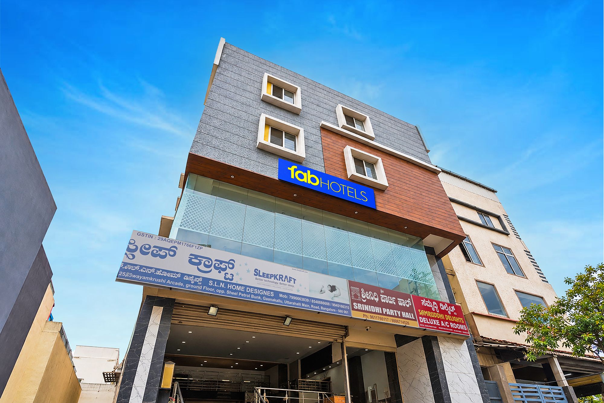 Un edificio de varios pisos con un llamativo letrero de 'fab hotels' en la fachada.