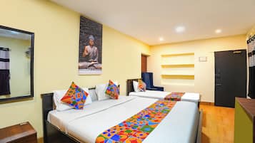 Habitación de hotel con dos camas, un espejo grande, un cuadro en la pared y un armario.