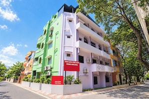 A multi-story building with balconies and a sign indicating 'India Gate Park View Rooms Available'. - FabHotel India Gate Par View (Chennai)