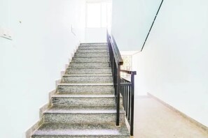 Una escalera con barandilla que lleva a una plataforma.