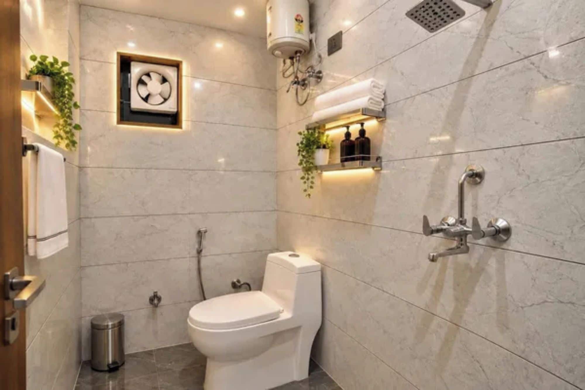 Une salle de bain moderne équipée de toilettes, d’une douche et d’un lavabo.