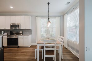 Dining - Lowcountry Haven - Cozy home near Downtown Bluffton SC (Bluffton)
