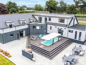 A modern house with a large deck, a hot tub, and outdoor seating. - Huxham View &amp; Annex (Exeter)