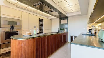 Eine moderne Küche mit Kochinsel, integrierten Geräten und einem eleganten Design.