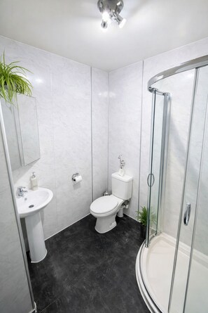Bathroom - Double Room comfortably sleep 2 people.
They are en-suite, with powerful showers (Dolgellau)